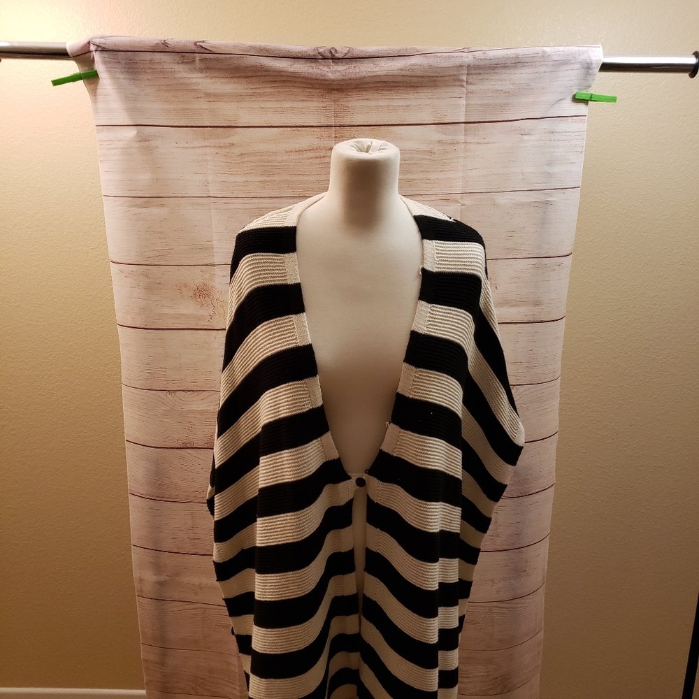 Vince Camuto size 1X. Black & white shawl.
